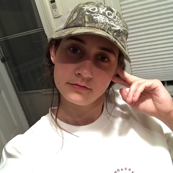 Meet your Posher, Emily - Picture 2 of 2